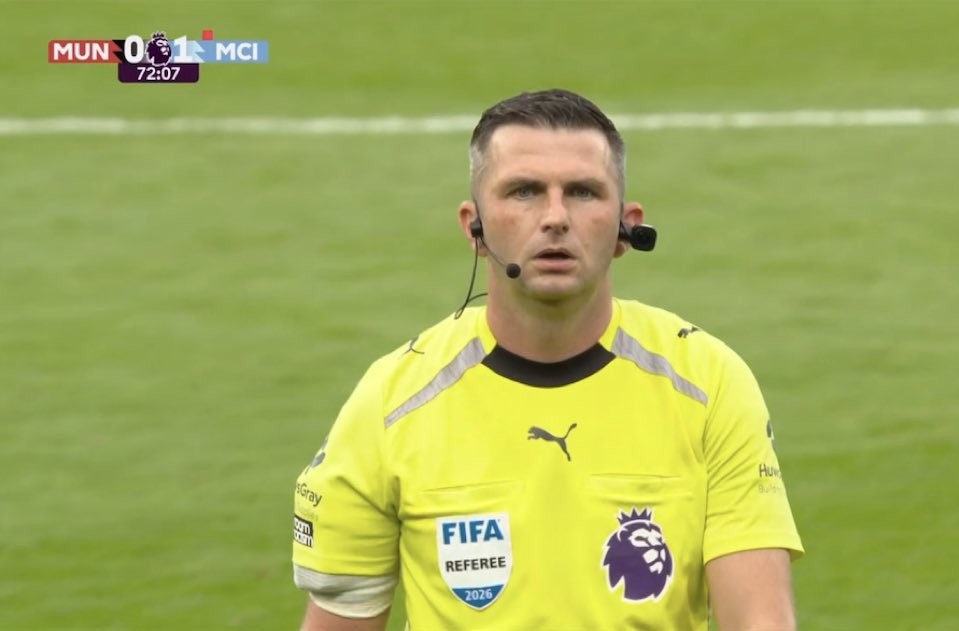 L'arbitre Oliver au centre de la polémique après des décisions controversées dans le derby, dont l'expulsion de Foden et un but validé