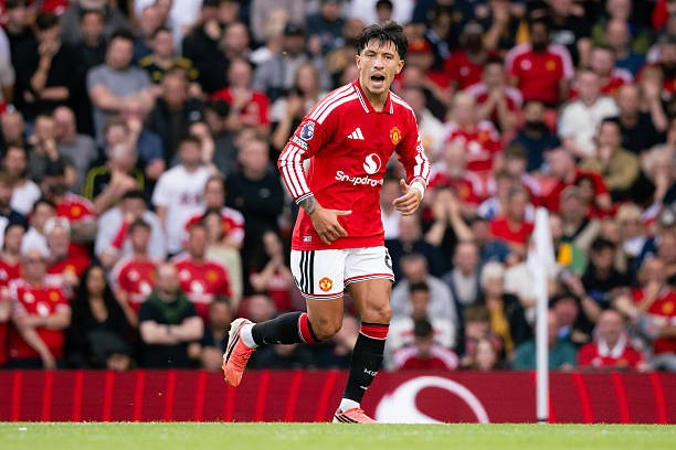 Lisandro Martinez Frustrated by Controversial Man City Goal: Enzo in Offside Position Interfering with Play, "What's the Point of These Rules?"