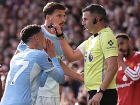 内维尔：中场前就该上谢什科；现在全曼彻斯特福登最如释重负