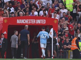 Santai Usai Dikartu Merah, Phil Foden Balik Sindir Fans MU