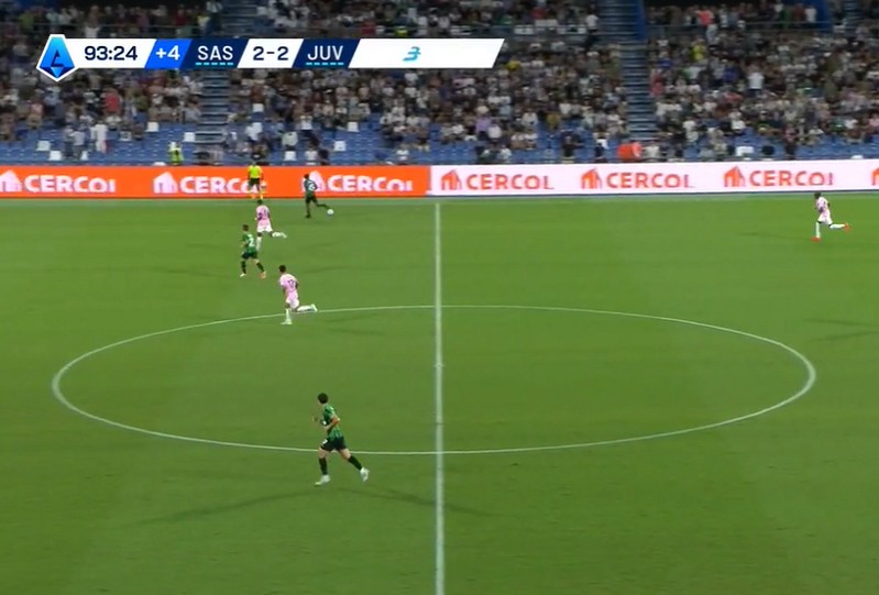 ¿Qué pasó? Juventus en inferioridad numérica: 2 contra 3 en defensa y Douglas Luiz 1 contra 2 en el área, gol en el descuento