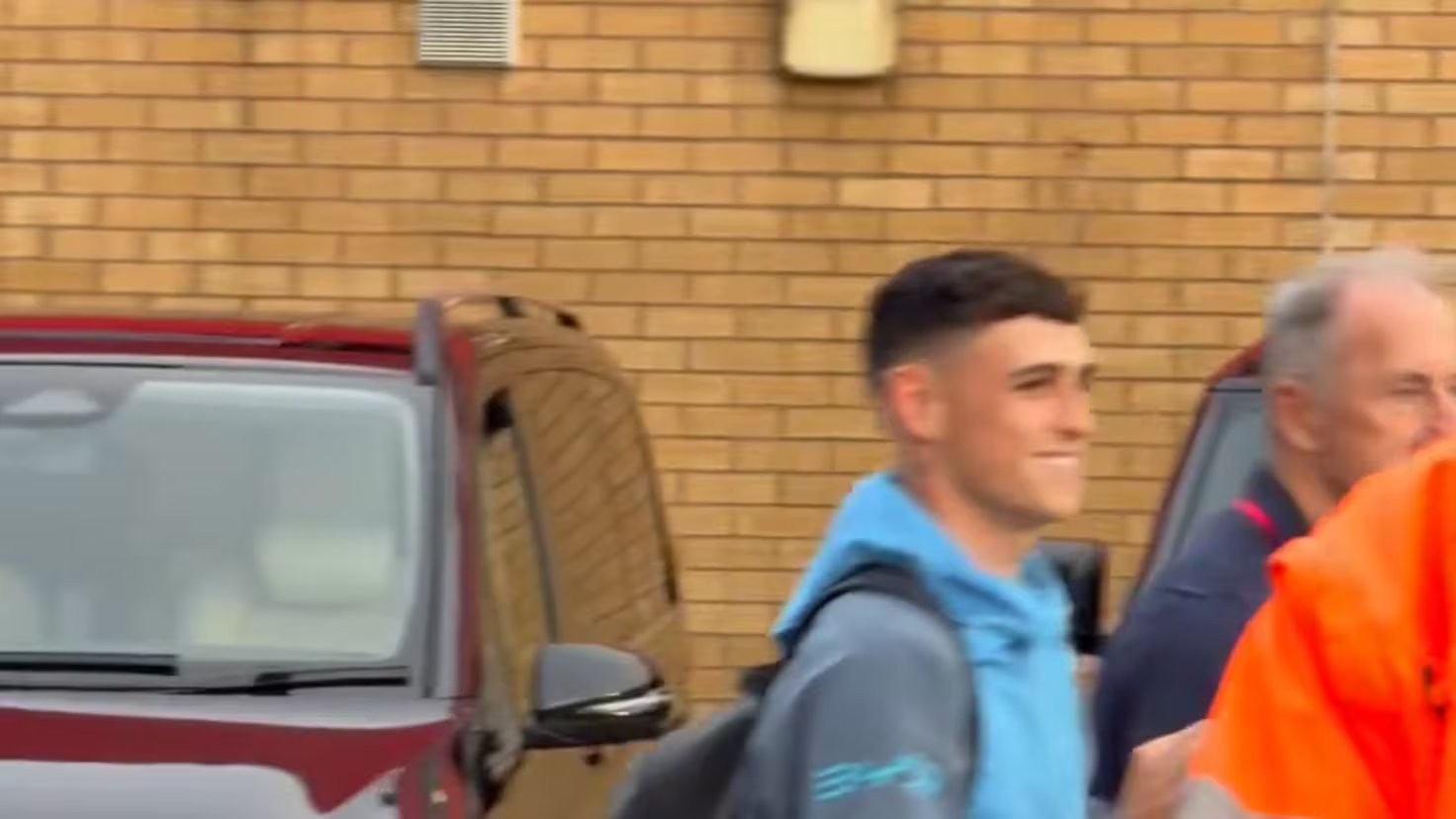 Vio la roja por una patada en los testículos y esta fue la guinda: el feo gesto de Foden al salir de Old Traff