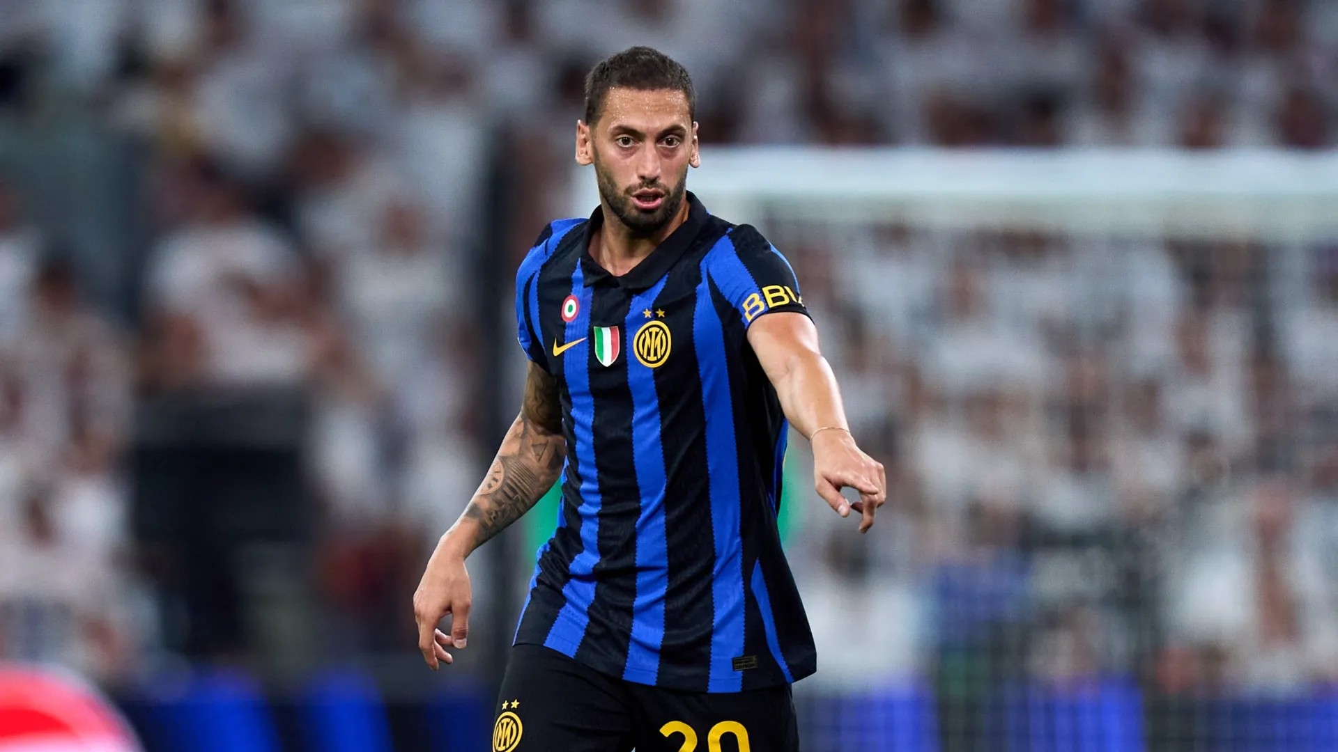Medios italianos: Calhanoglu se pierde el partido contra el Udinese por molestias en el aductor