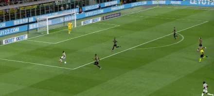 Mi-temps : l'Inter Milan remonte deux buts pour égaliser 2-2 contre l'Udinese, Barella marque, Augusto réalise un tir lointain spectaculaire