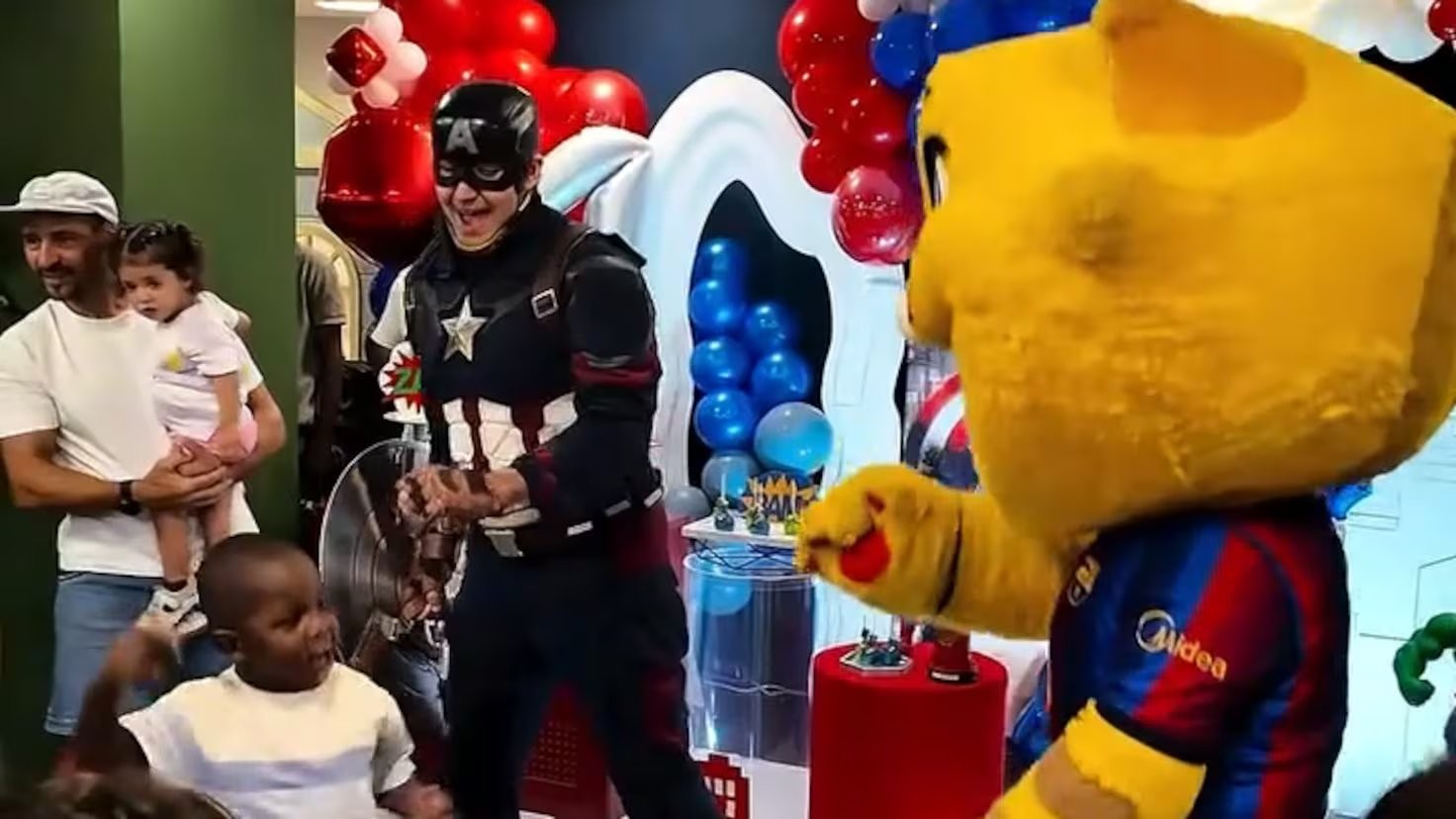El baile del hermano de Lamine con la mascota del Barça: viral al instante