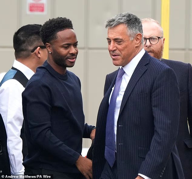 Sterling comparece a tribunal por condução perigosa e outras acusações