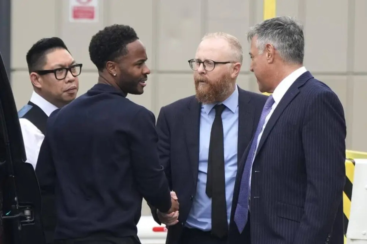 Media Inggris: Sterling, 31, Menghadap Pengadilan atas Mengemudi Berbahaya dan Kepemilikan Gas Tertawa Ilegal