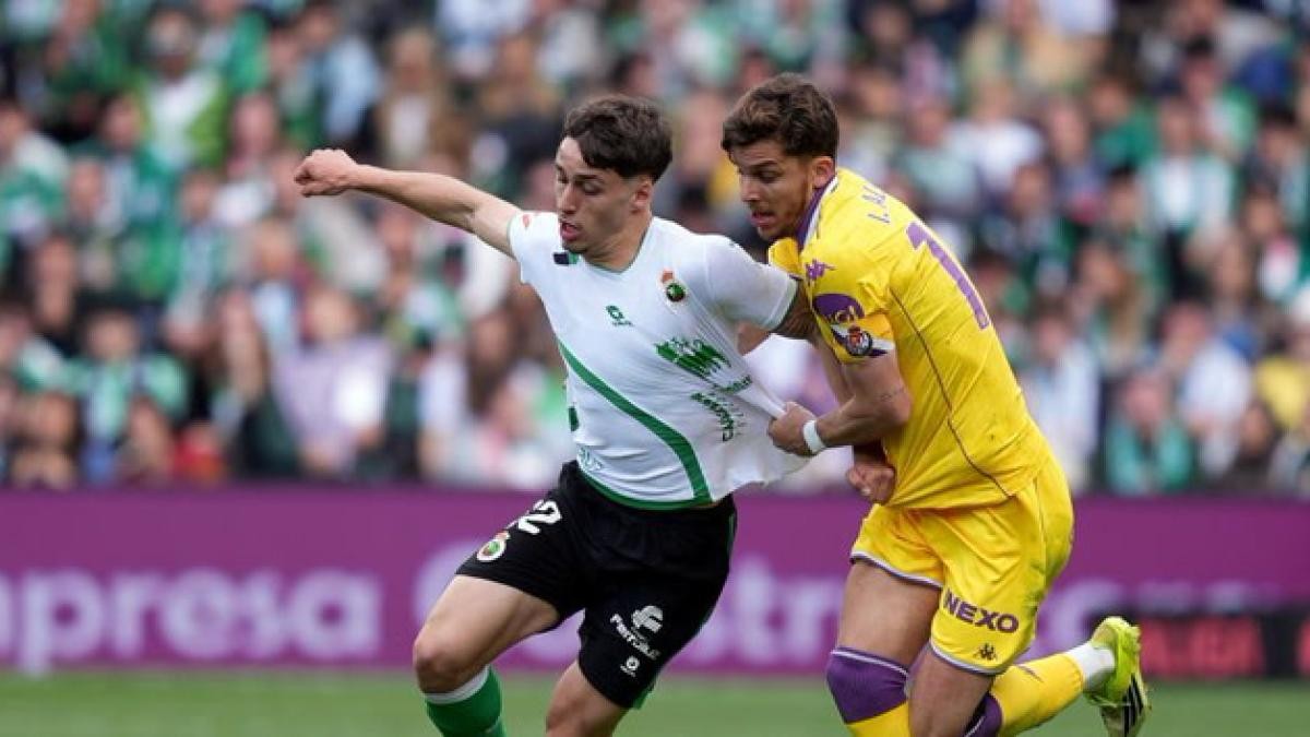 Mundo Deportivo: Barca attempted to sign Racing Santander's 19-year-old defender Salinas this summer