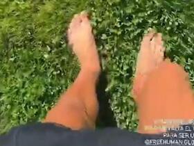 费兰在巴黎赤脚踩草想起略伦特：我只差一杯咖啡了