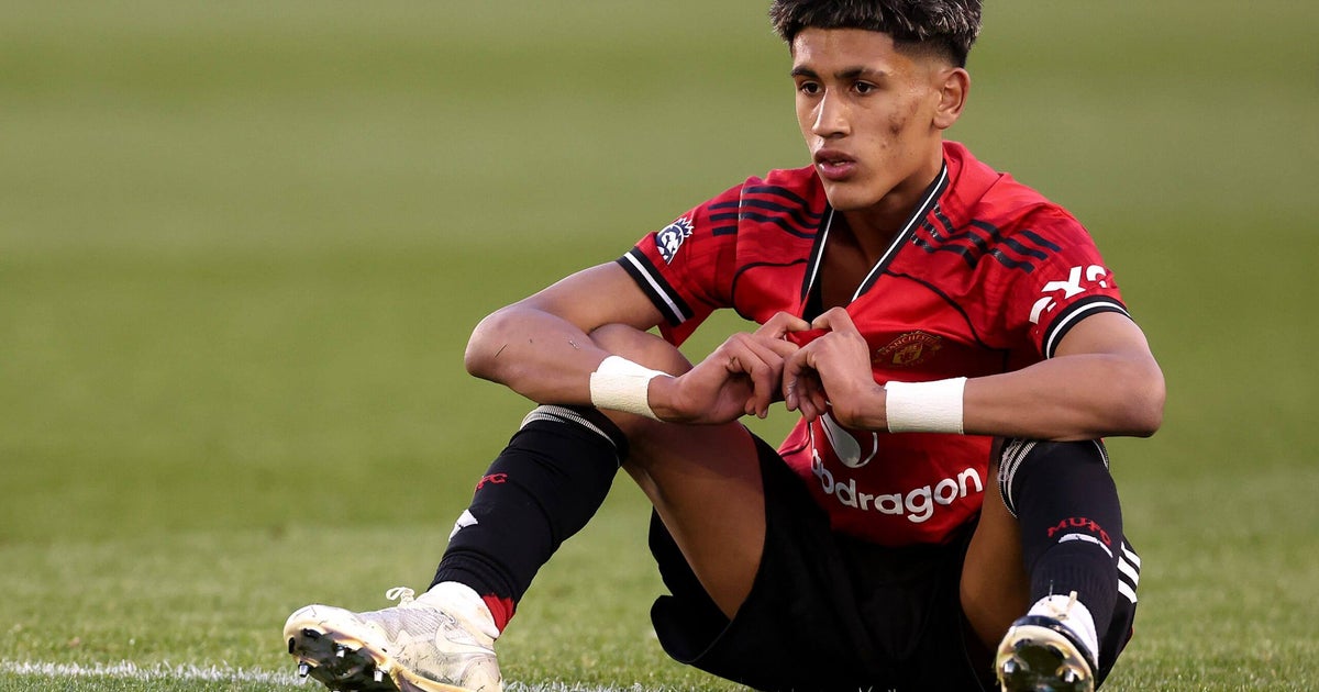 TA: La joven estrella JJ Gabriel, de 15 años, solicita dejar el Man United, que aún intenta retenerlo
