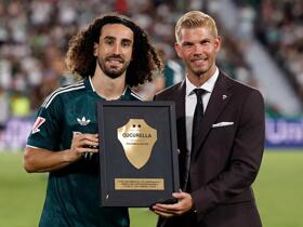 埃尔切向库库赠送纪念牌，致敬其随西班牙夺得2026世界杯