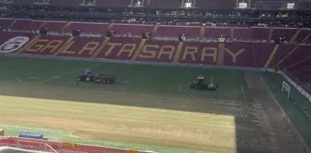 Galatasaray reforma gramado para receber o Barcelona