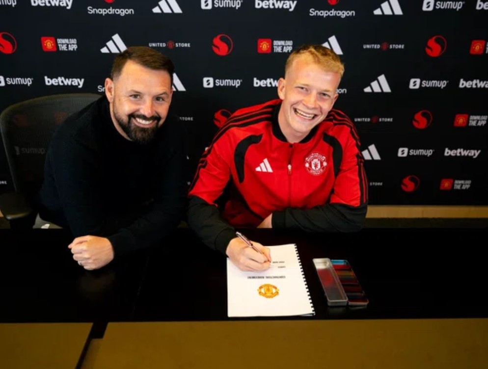 Man Utd: Drei Jugendspieler erhalten Profiverträge