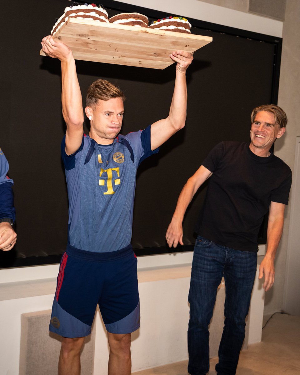 Le Bayern Munich offre un gâteau commémoratif à Kimmich pour son 500e match