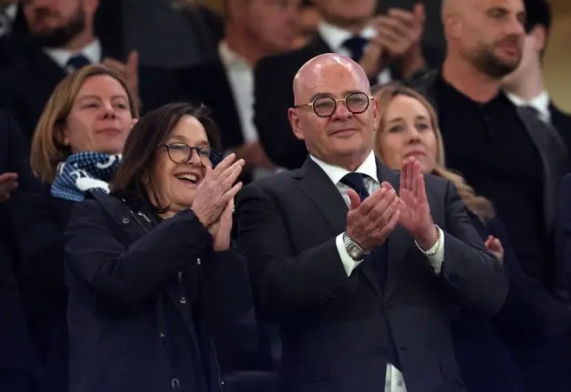 La familia Lewis inyecta 120 millones de libras más en Tottenham, sumando 320 millones en un año