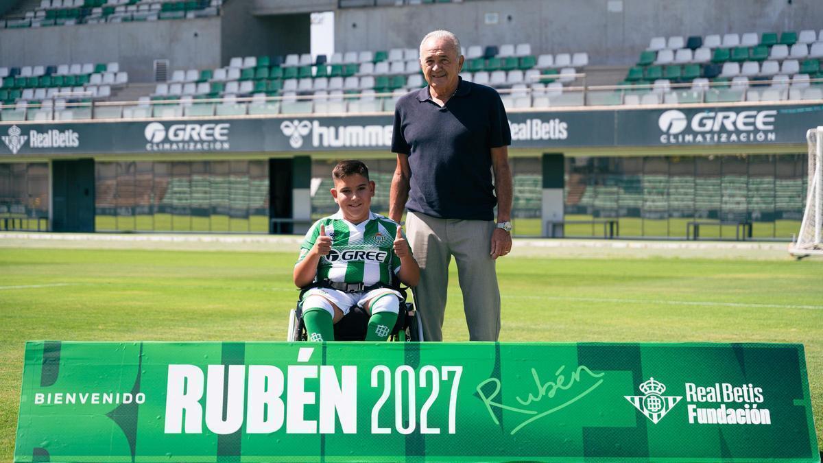 脊椎二分症の11歳少年、ベティス財団の6番目の「スター契約選手」に