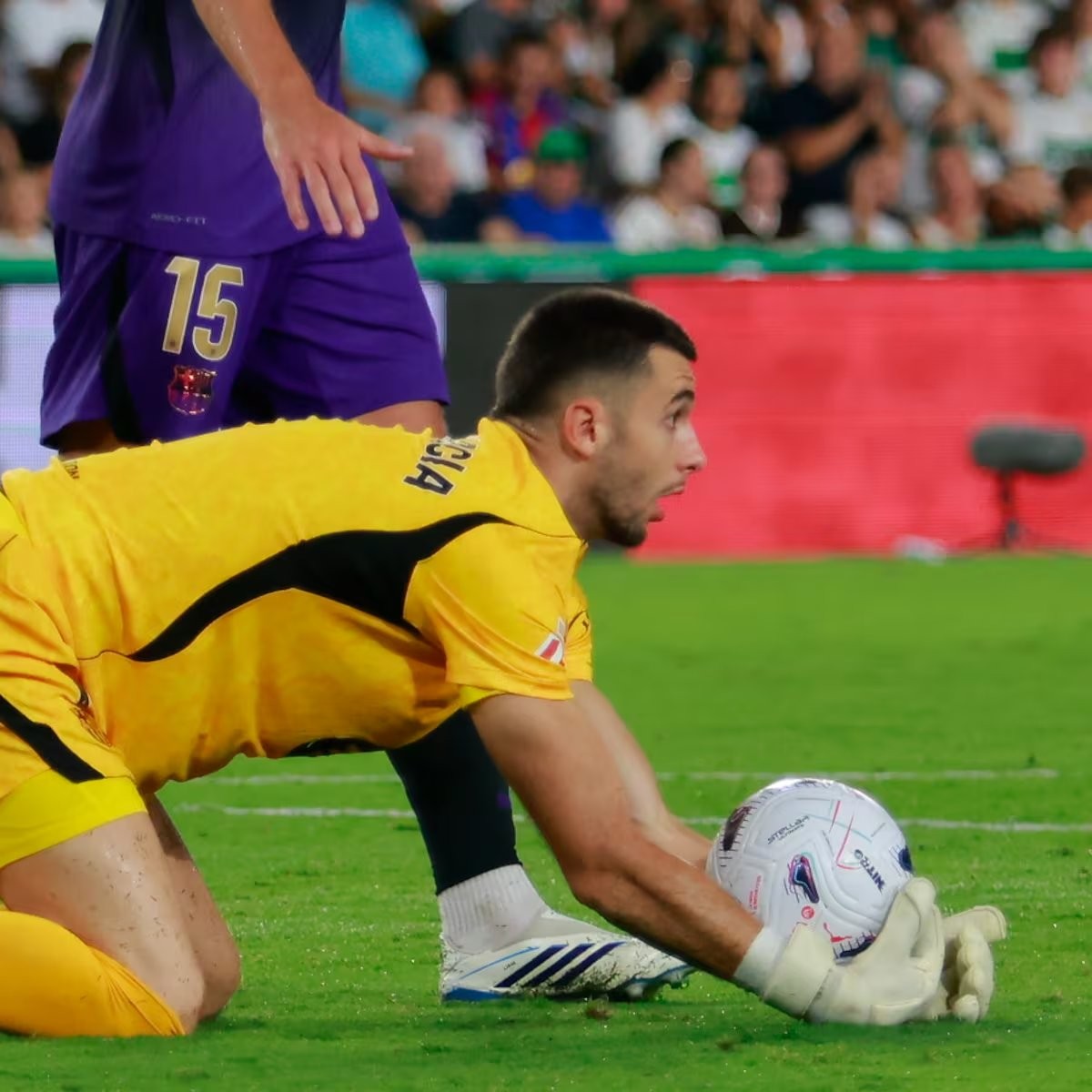 Joan García no sale en la segunda parte por un mal gesto en la rodilla