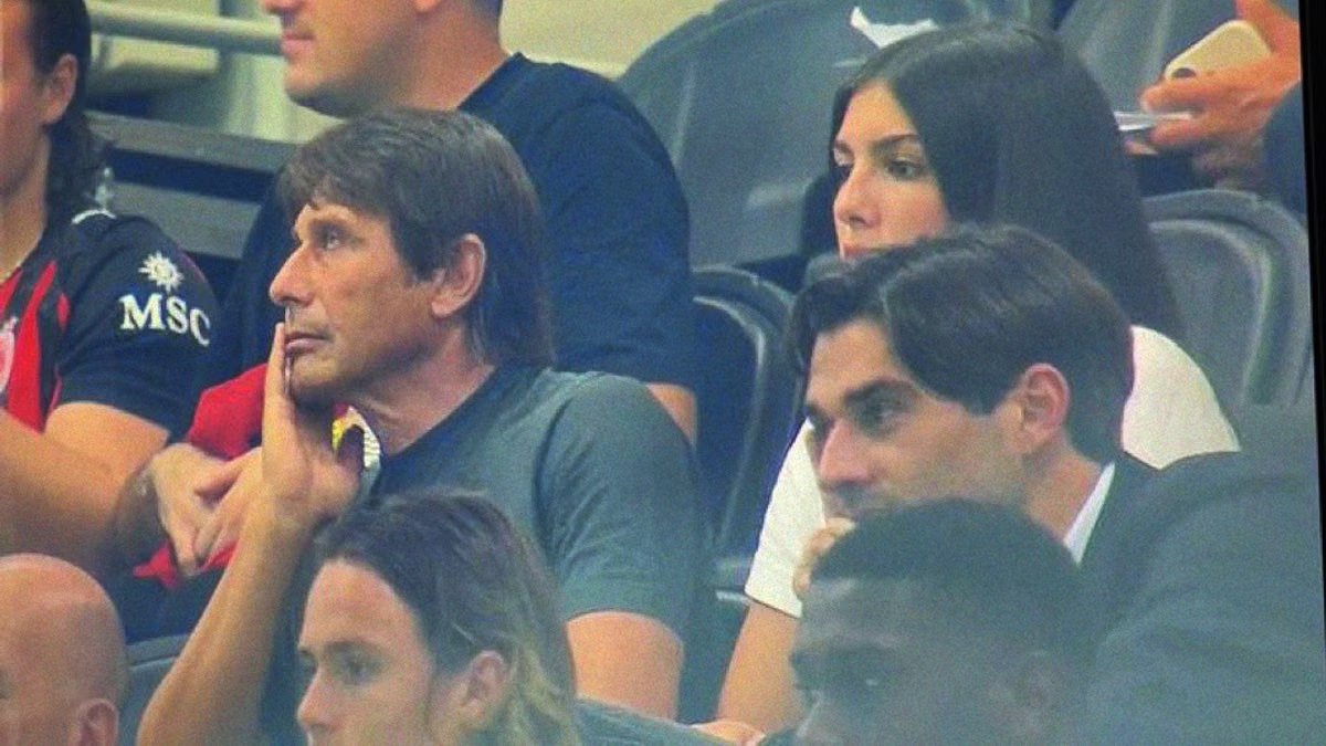 Conte beobachtet Milan gegen Benfica Lissabon in der Europa League