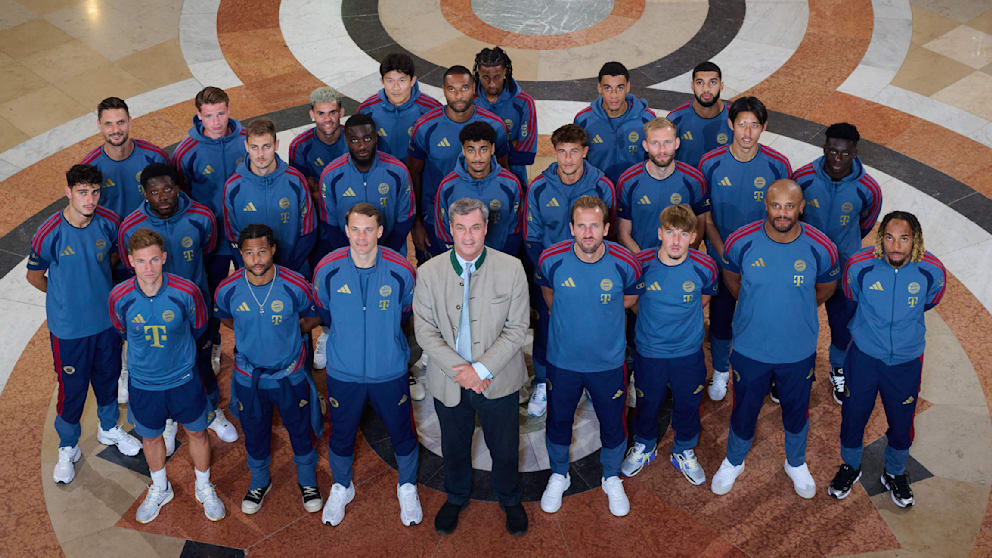 Bild: Olise Dikritik karena Menghindari Kamera dalam Foto Bersama Pemain Bayern dan Gubernur Bavaria