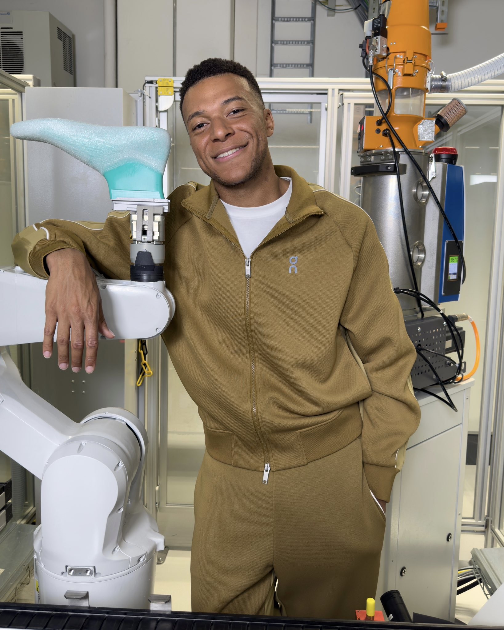 Официально: K. Mbappé подписал контракт со швейцарским брендом On, выходящим на футбольный рынок