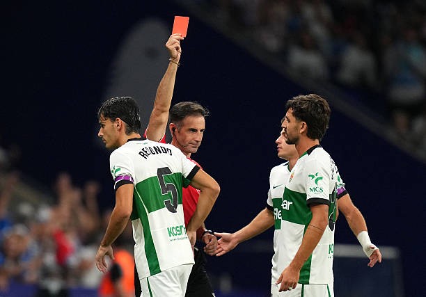 Elche erzielte historischen La-Liga-Sieg trotz frühem Platzverweis