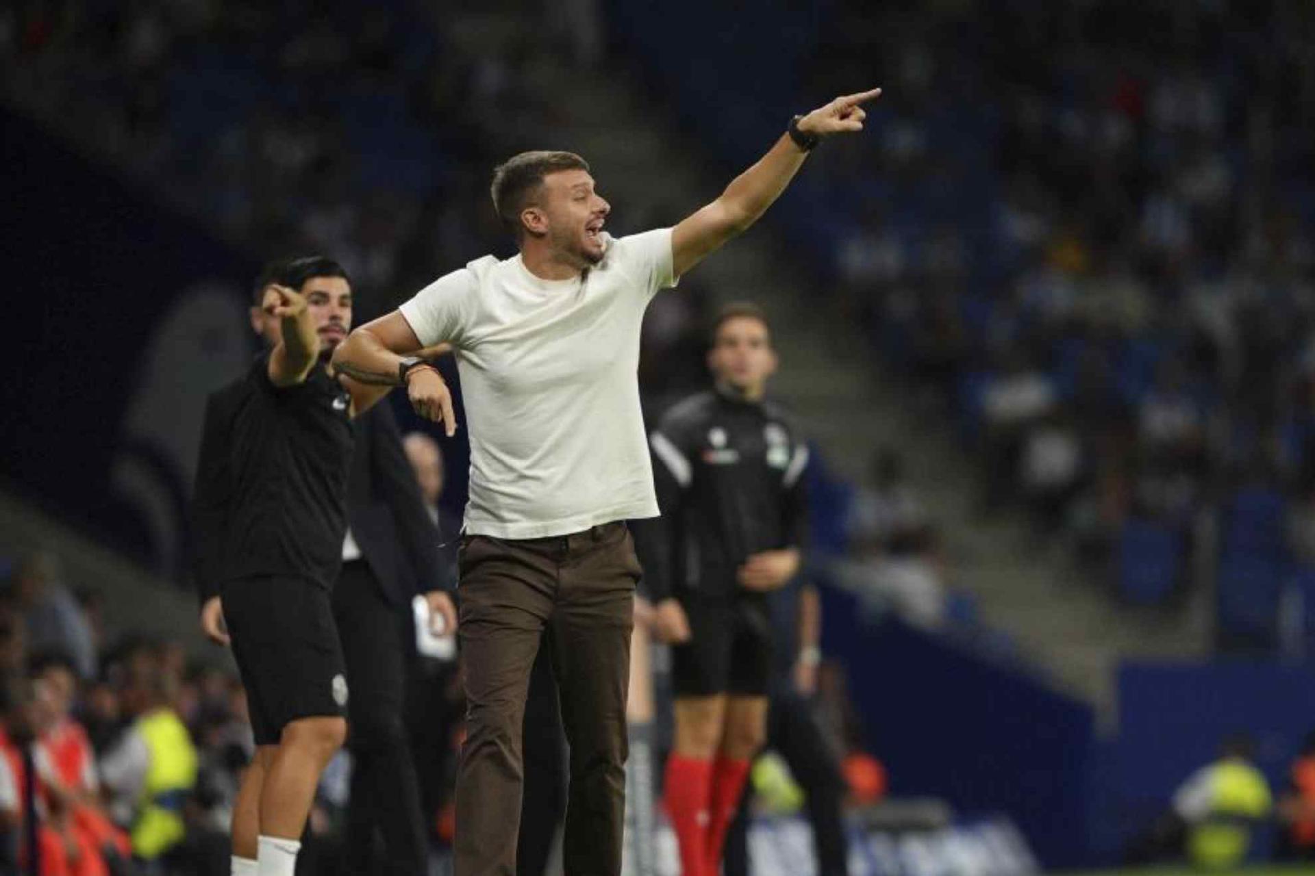 Entrenador del Elche: La primera victoria llega un poco tarde, pero es un alivio para mí y mi familia