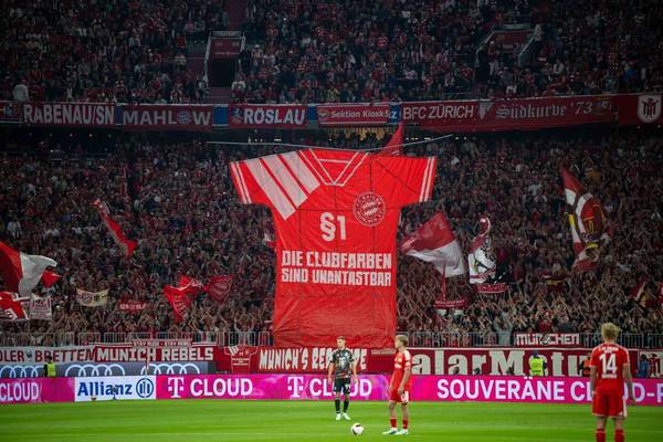 Torcedores do Bayern protestam contra camisa do Oktoberfest: "As cores do clube são sagradas, queremos vermelho e branco"