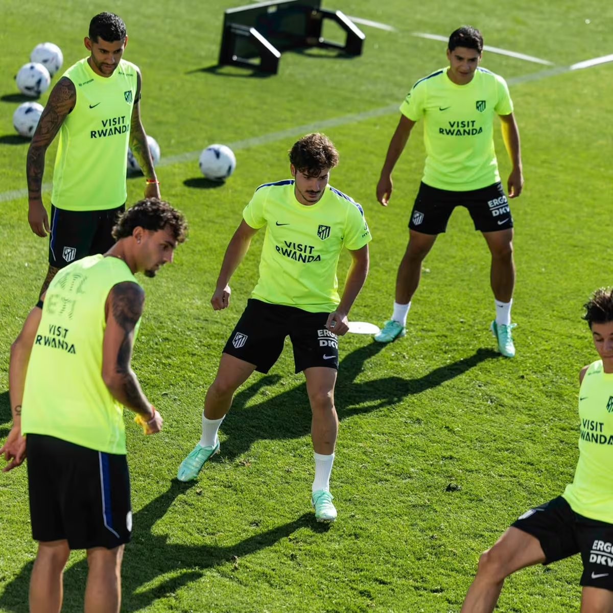 Julián Alvarez, con el grupo, preparado para el derbi
