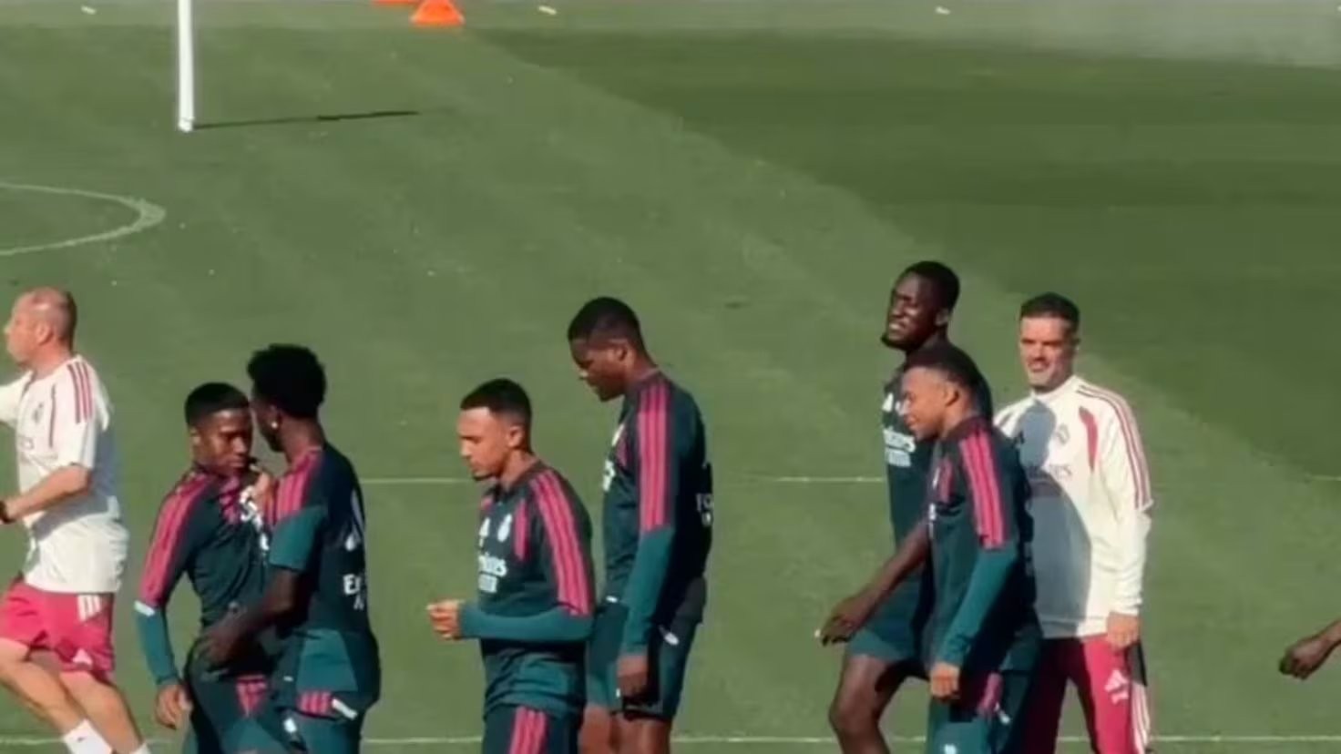 El ‘show’ de Endrick, Vinicius y Mbappé con vacile incluido antes del derbi