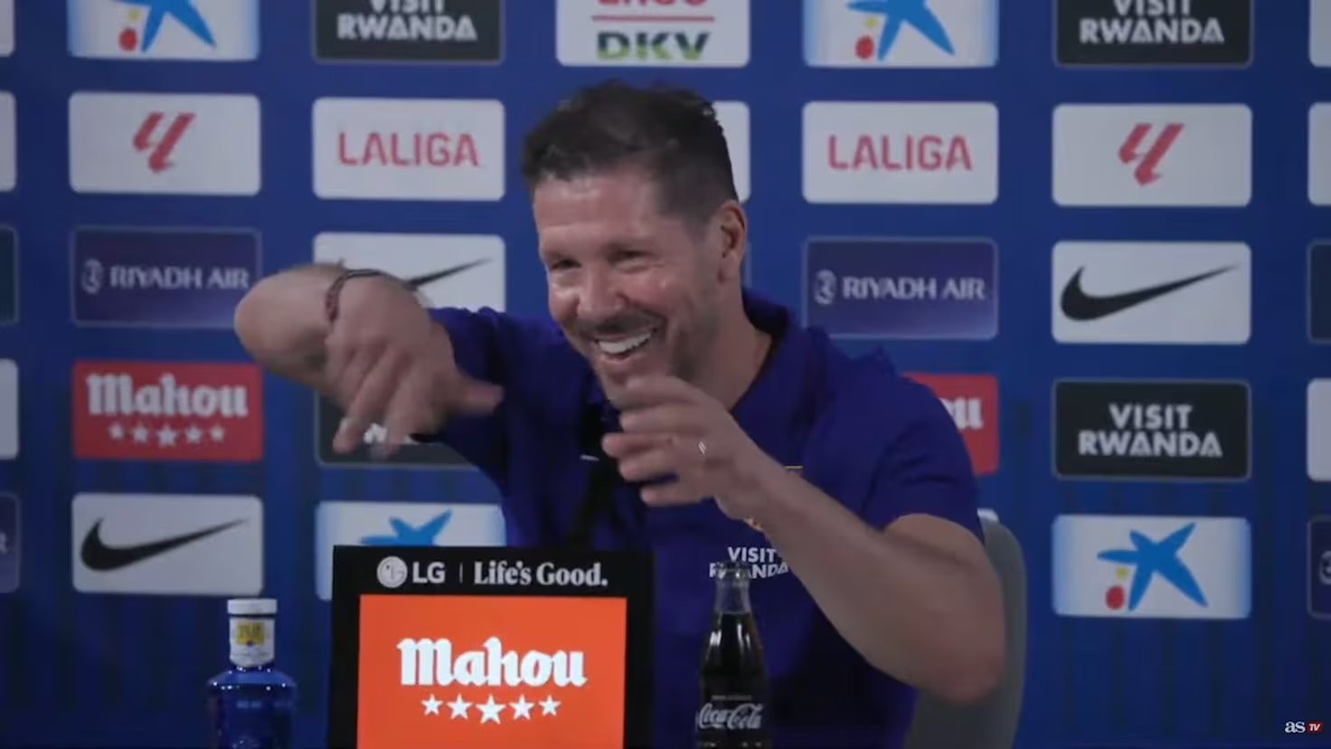 La ironía de Simeone, interrumpiendo la pregunta, sobre la fecha del derbi: “Las bolas frías...”