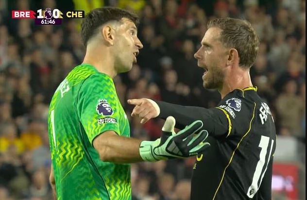 Media Inggris: Henderson Mempertanyakan Mengapa Martinez Tidak Keluar Menghalau Umpan Silang Setelah Chelsea Kebobolan Gol Pertama
