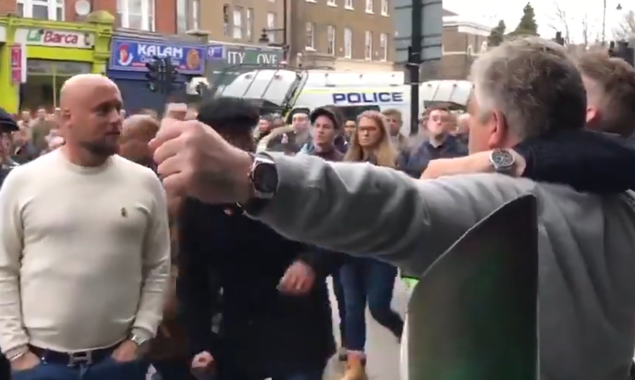 Emosi Tinggi, Fans Millwall Menyerang Dua Pendukung West Ham di Jalan