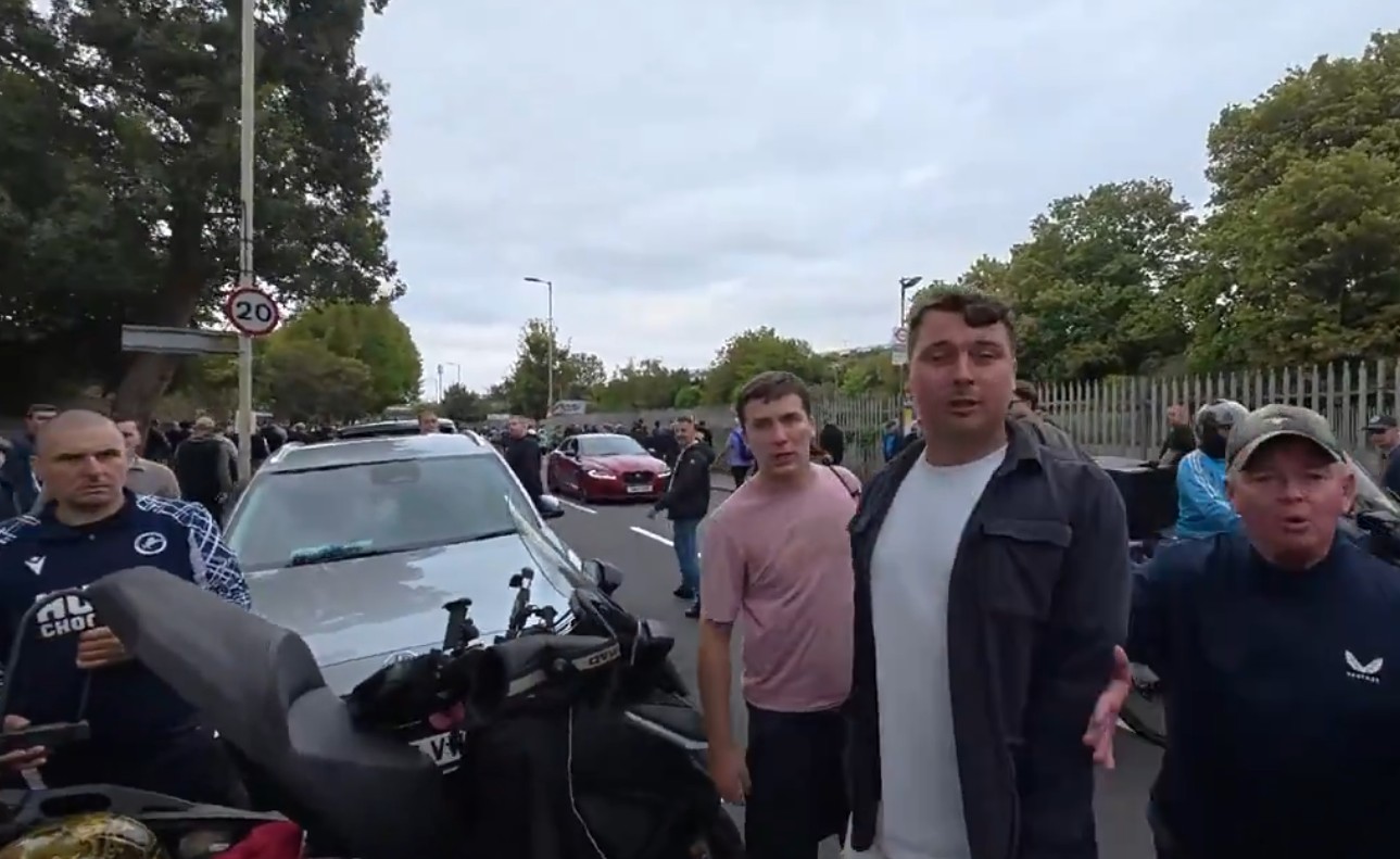 Des supporters de Millwall ont agressé un journaliste et volé son équipement après le derby, la police intervient