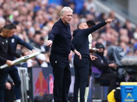 Moyes hails 'tight-knit' Everton group