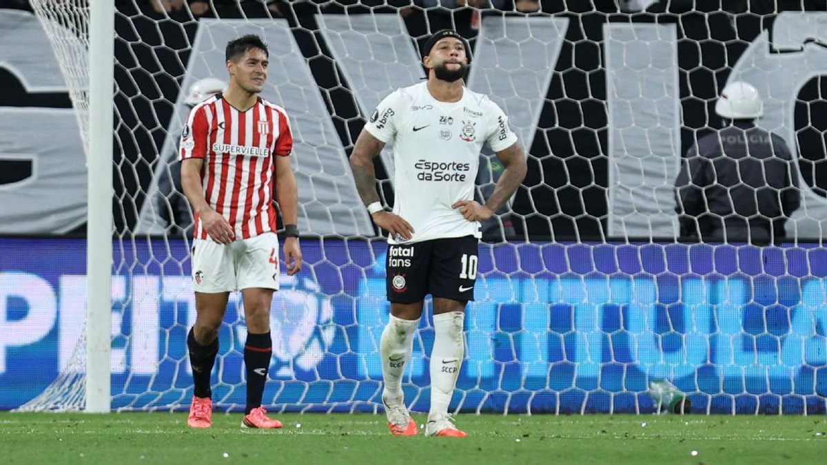 Depay pede desculpas por pênalti perdido na Libertadores: "É a maior decepção da minha carreira"