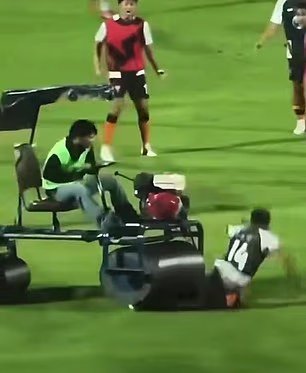 Mail: Eks Sayap Inggris Townsend Nyaris Tertabrak Mesin Perata Lapangan saat Pemanasan di Thailand