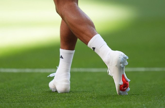 Mbappé calienta con unas botas de fútbol On completamente blancas, presentando su nuevo calzado