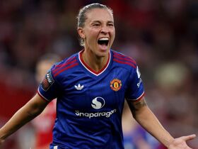 WSL round-up: Eva Olid denied first Man Utd win as Smilla Holmberg rescues Arsenal a point late on at the Emirates
