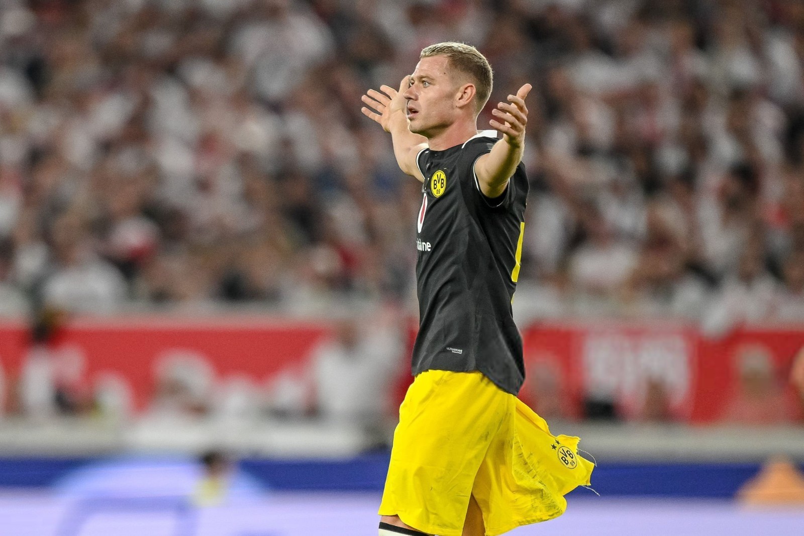 Quần đùi của Ryerson bị rách trong trận Bundesliga, độ bền của trang phục Puma lại bị đặt dấu hỏi