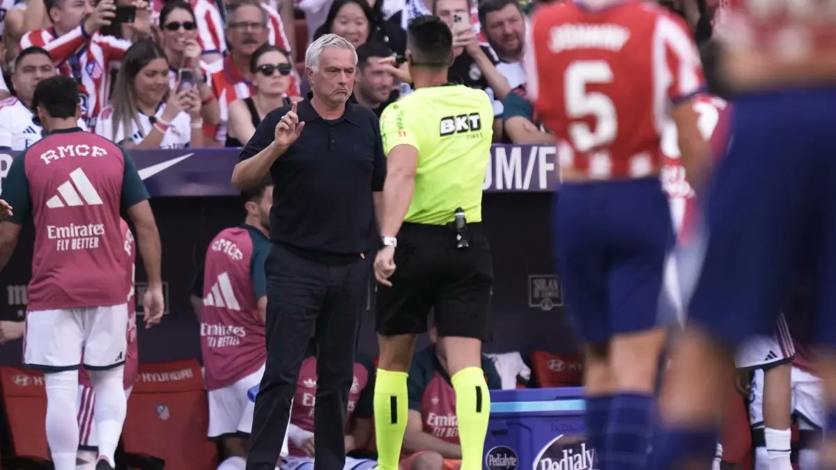 Real Madrid TV dénonce l'arbitrage du derby : « Il ne manque plus qu'une autorisation pour que les adversaires viennent avec un revolver »