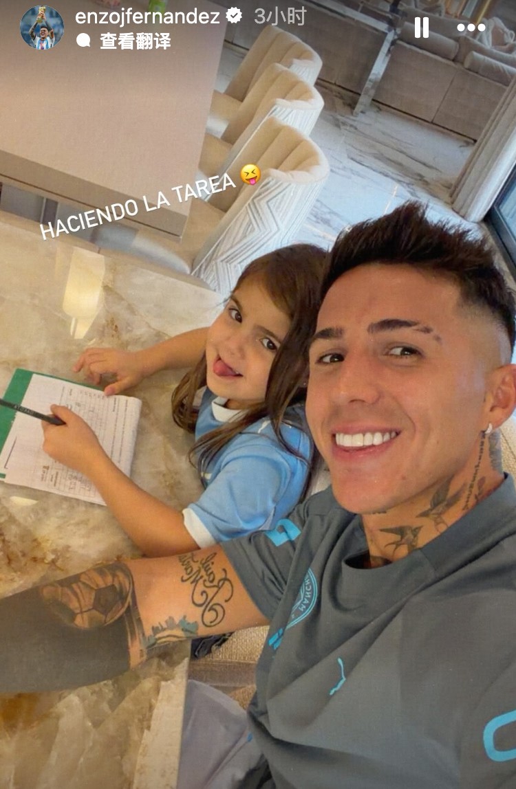 Tous les parents pareils! Enzo publie une photo après le match en aidant sa fille à faire ses devoirs