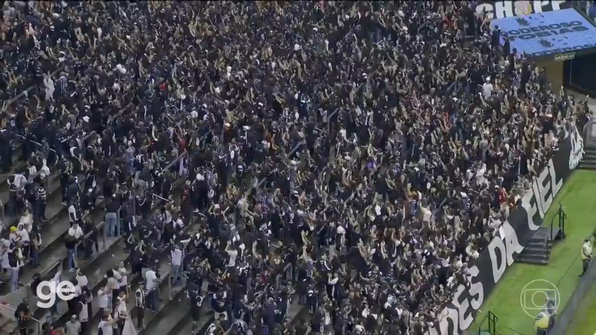 Les supporters de Corinthians protestent dos au terrain, mécontents de la performance de l'équipe, selon Globo Esporte