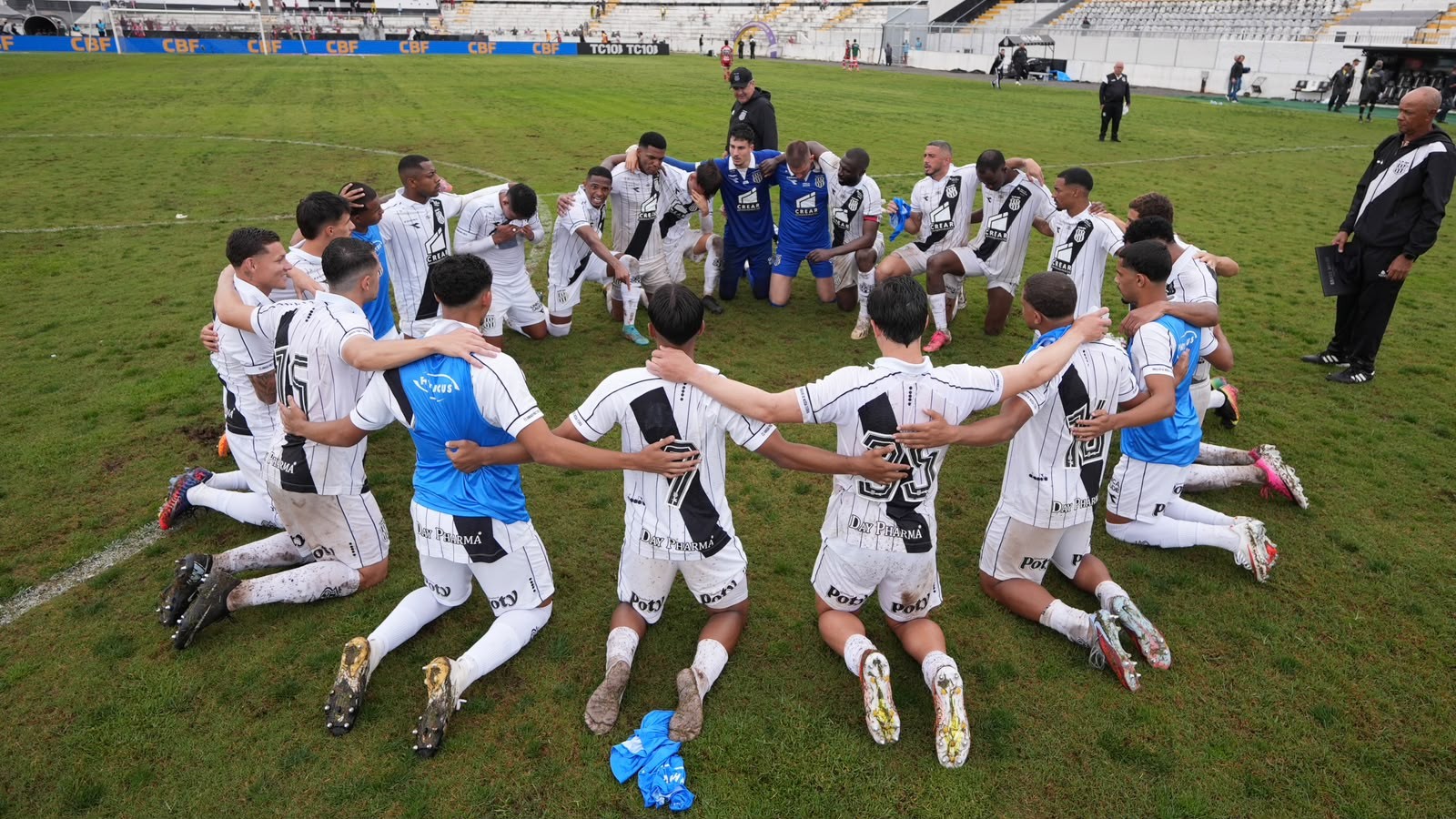 Globo Esporte: Ponte Preta termina racha de 22 partidos sin ganar, jugadores se arrodillan emocionados
