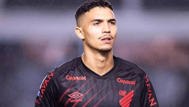 Un média brésilien : Le Barça a suivi Arthur Dias, défenseur de l'Atlético Paranaense, que Tottenham a tenté de recruter cet été
