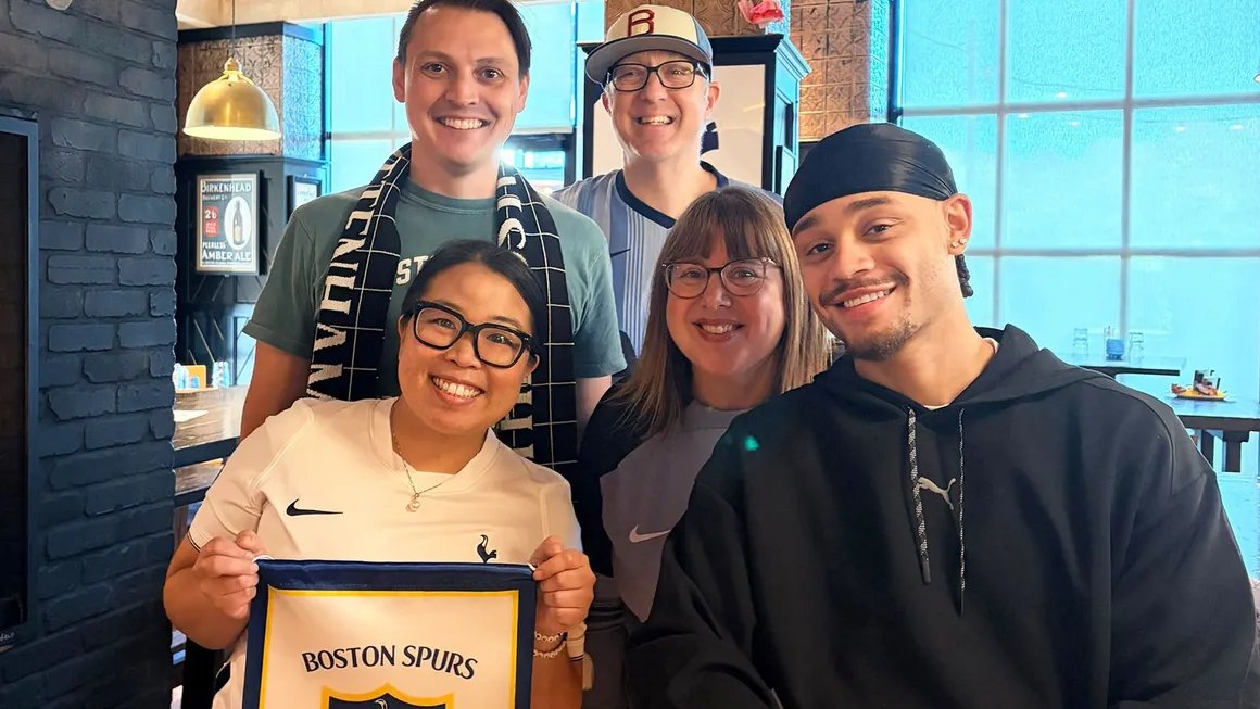 Überraschung: Xavi Simons taucht bei Fan-Treffen in Boston auf
