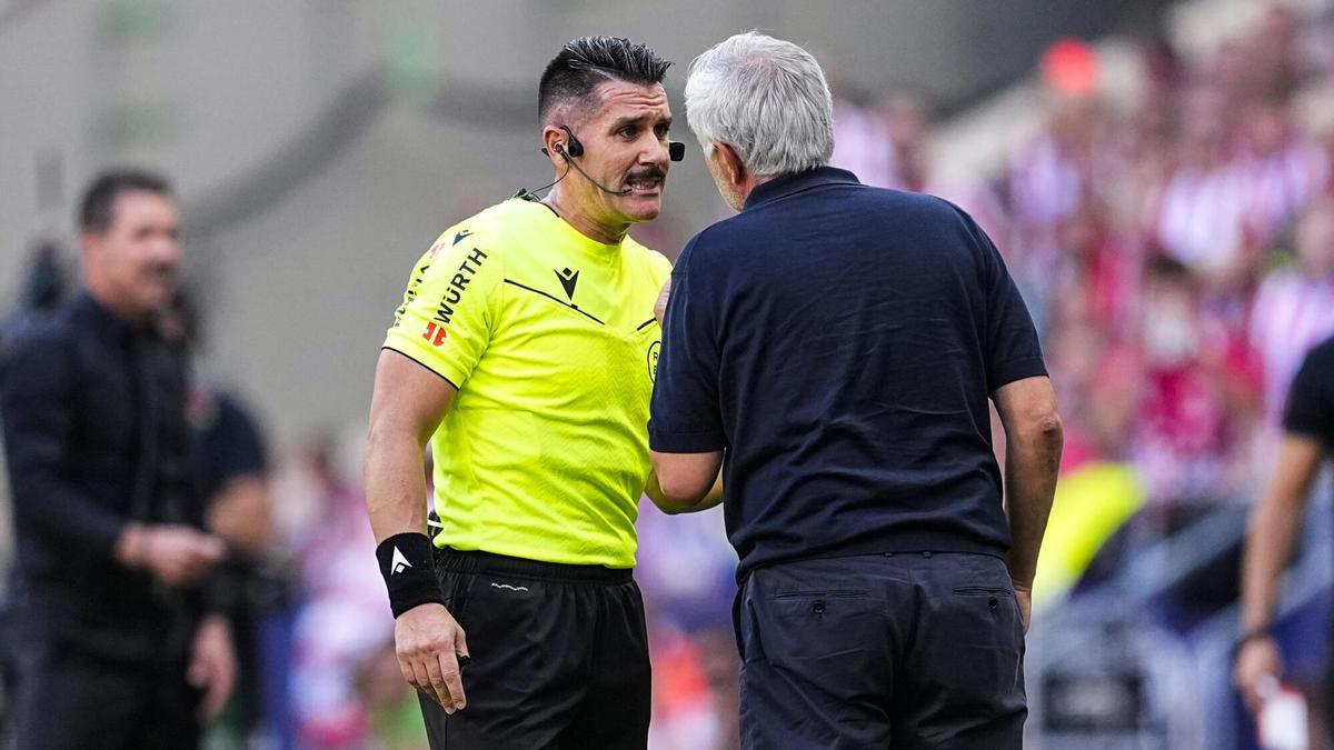Trọng tài derby Madrid Ortiz: Trọng tài luôn bị coi là mục tiêu, vụ Negreira làm tổn thương chúng tôi