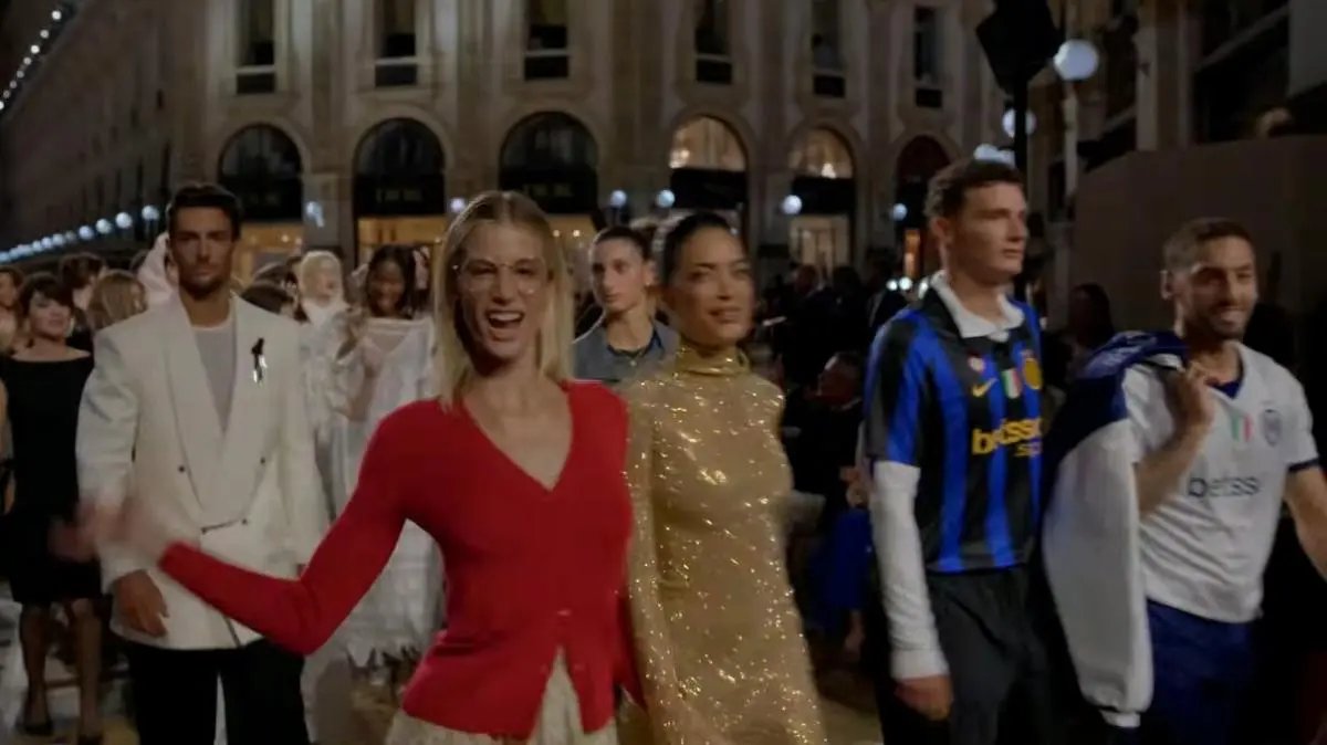 Milan Fashion Week khai mạc, hai cầu thủ Inter Milan xuất hiện trong trang phục đấu
