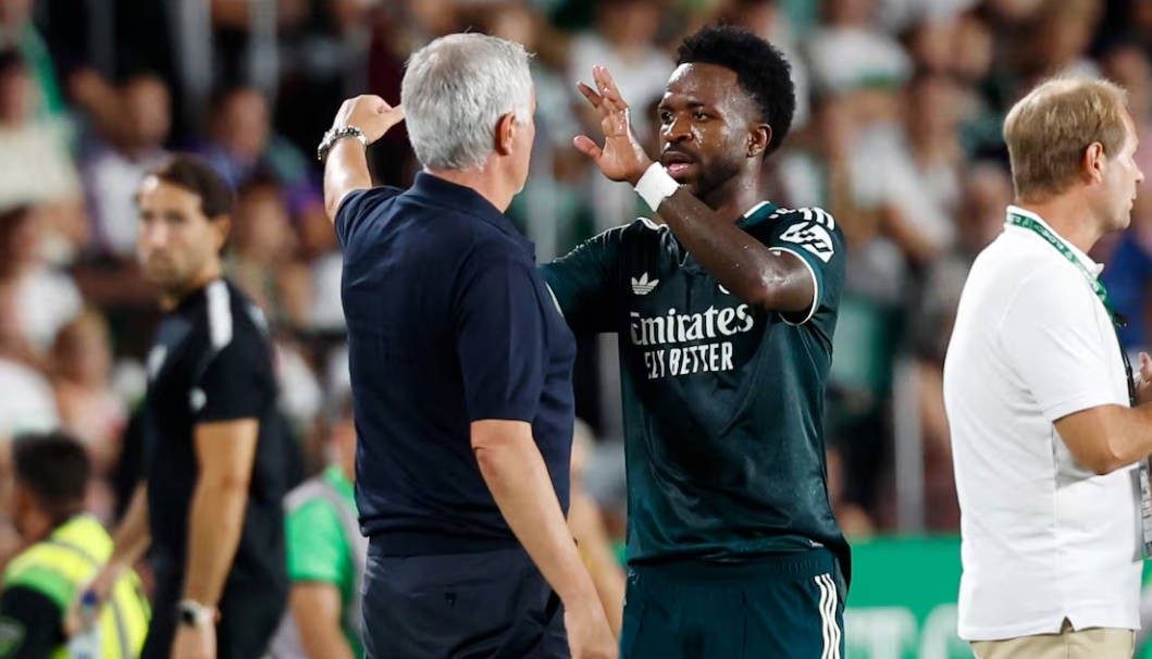 AS: Mourinho garde confiance en Vinicius et l'aidera à retrouver sa forme
