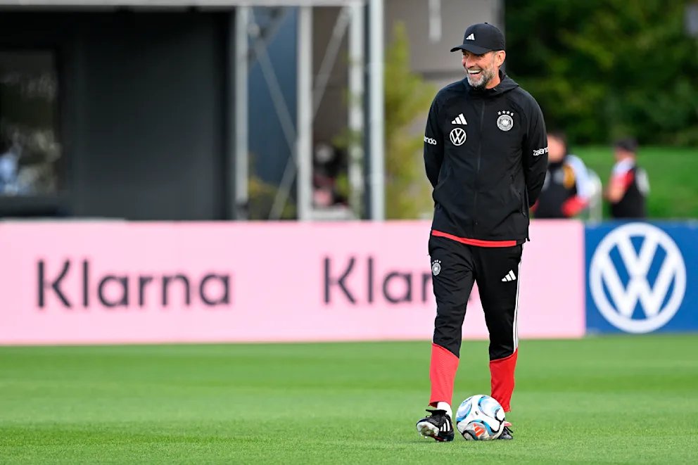 Klopp sourit en s'entraînant avec une nouvelle Predator non commercialisée lors de sa première séance en Allemagne