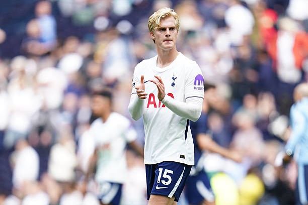 Bergvall : « Très heureux de prolonger avec Tottenham, le temps le dira »